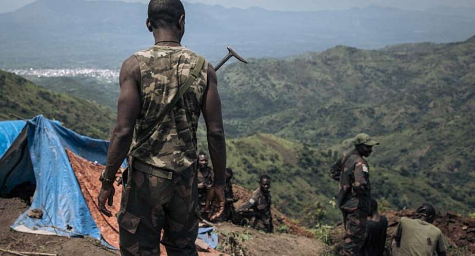 DRC soldiers digging trenches in Eastern Congo