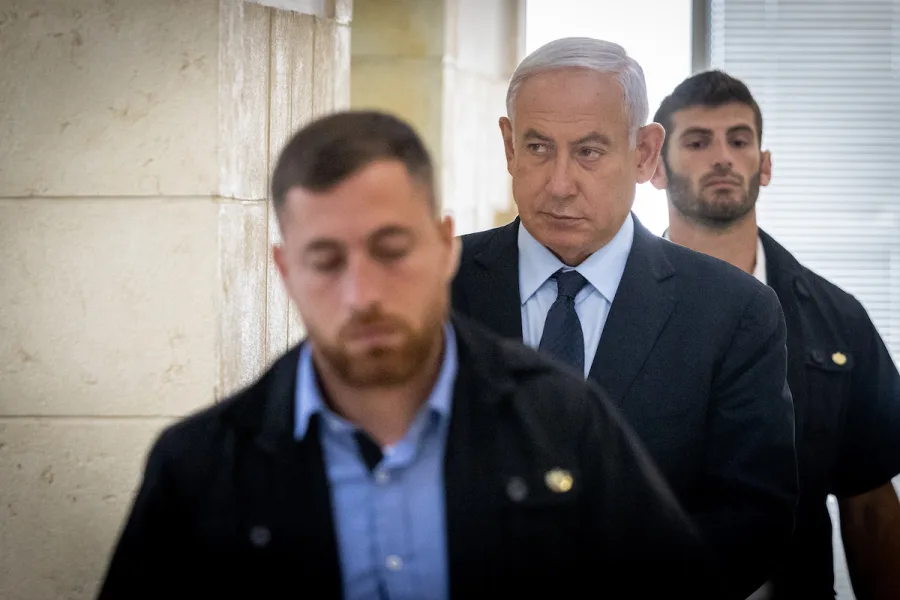 Benjamin Netanyahu in the Middle of Two Security Officers in Court