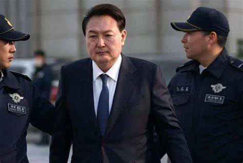 President Yoon Suk Yeol walked away by investigating officers